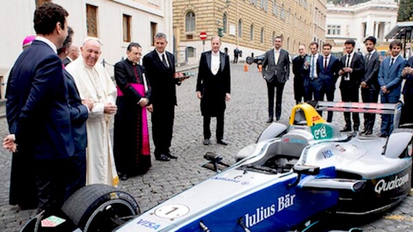 Ο Πάπας Φραγκίσκος ευλόγησε ένα ηλεκτροκίνητο μονοθέσιο στο Βατικανό