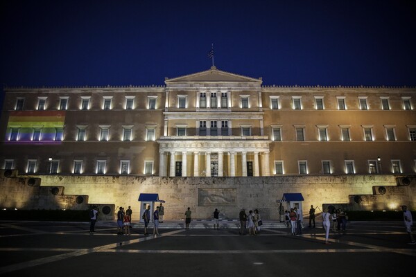 Το σύμβολο του Pride για πρώτη φορά στη Βουλή