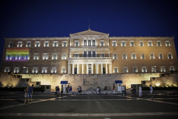 Το σύμβολο του Pride για πρώτη φορά στη Βουλή