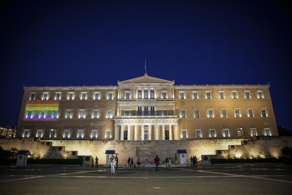 Το σύμβολο του Pride για πρώτη φορά στη Βουλή