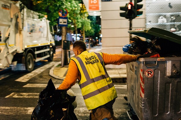 Βάρδια με τους ανθρώπους που μαζεύουν τα σκουπίδια της Αθήνας