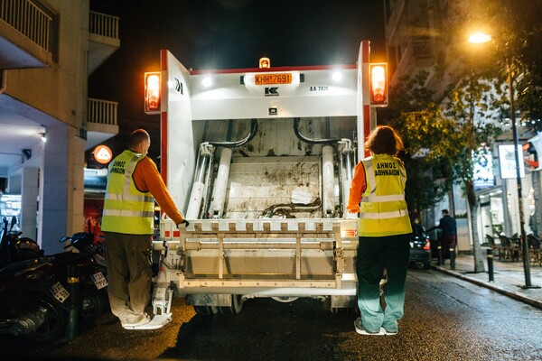 Βάρδια με τους ανθρώπους που μαζεύουν τα σκουπίδια της Αθήνας