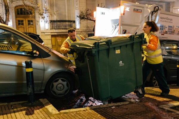 Βάρδια με τους ανθρώπους που μαζεύουν τα σκουπίδια της Αθήνας