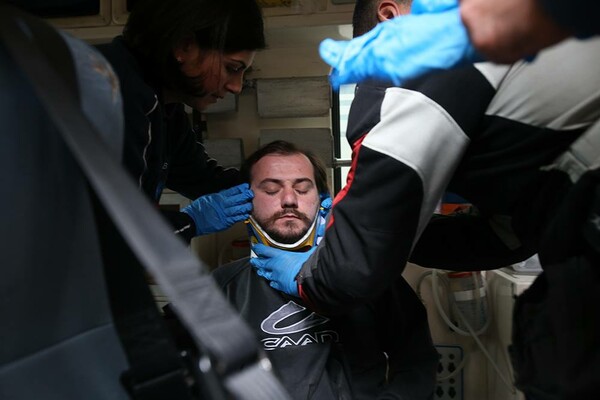 Η φωτογραφία - ντοκουμέντο με τον αστυνομικό να χτυπά και να τραυματίζει τον φωτορεπόρτερ Άγγελο Μπαράι