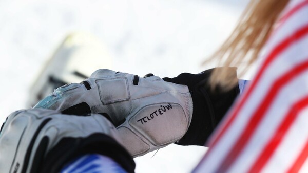 Αμερικανίδα πρωταθλήτρια του σκι έγραψε τη λέξη «πιστεύω» στο γάντι της για τους Ολυμπιακούς Αγώνες