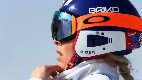 Αμερικανίδα πρωταθλήτρια του σκι έγραψε τη λέξη «πιστεύω» στο γάντι της για τους Ολυμπιακούς Αγώνες