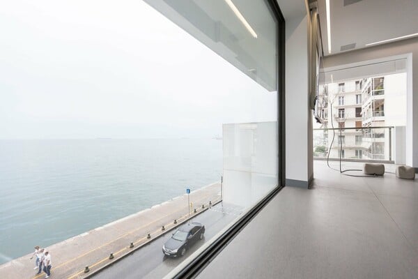The floating apartment: Ένα σύγχρονο διαμέρισμα που «πλέει» πάνω από τη θάλασσα της Θεσσαλονίκης