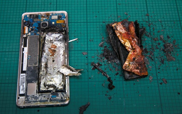 Η Samsung προειδοποιεί τους χρήστες των Galaxy Note 7: Kλείστε τα κινητά!