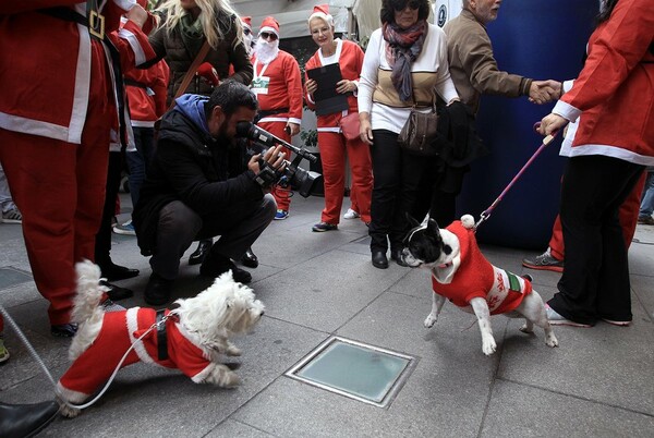 15 φωτογραφίες από το φετινό Santa Run της Αθήνας