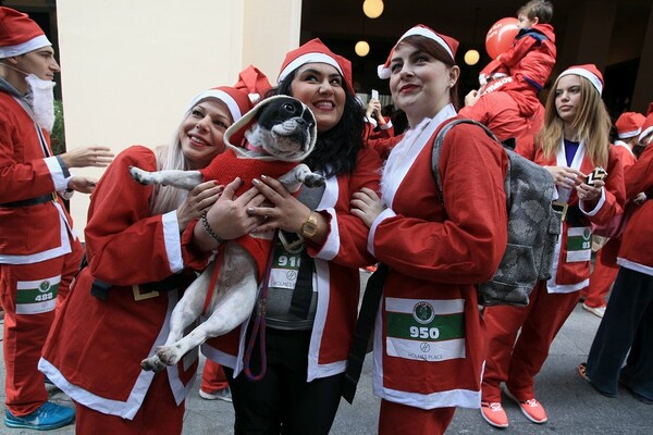 15 φωτογραφίες από το φετινό Santa Run της Αθήνας