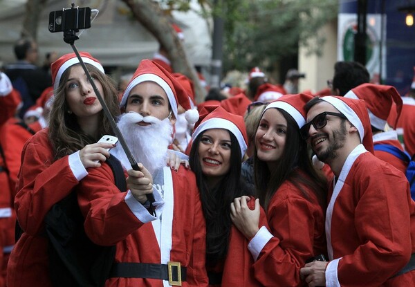 15 φωτογραφίες από το φετινό Santa Run της Αθήνας
