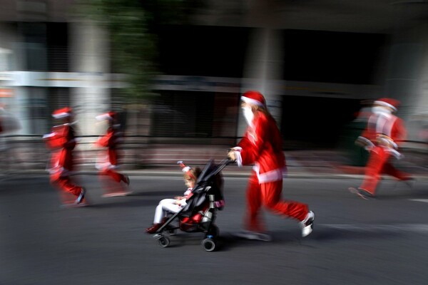 15 φωτογραφίες από το φετινό Santa Run της Αθήνας