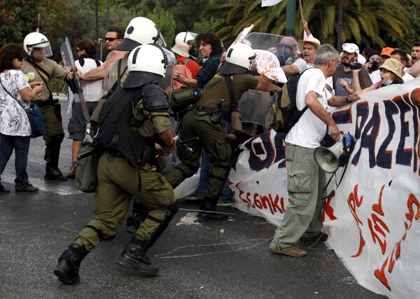 Γιατί η αθώωση των αστυνομικών που συμμετείχαν στην εκκένωση του Συντάγματος το '11 έχει πολλές σημασίες