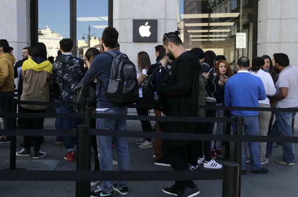 Παγκόσμια πρεμιέρα του iPhone 7 με ουρές, μαύρη αγορά, κατασκηνωτές και μια ανατροπή στην Βρετανία