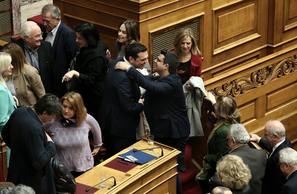 O Tσίπρας γιορτάζει - Φιλιά και αγκαλιές στη Βουλή (ΦΩΤΟΓΡΑΦΙΕΣ)