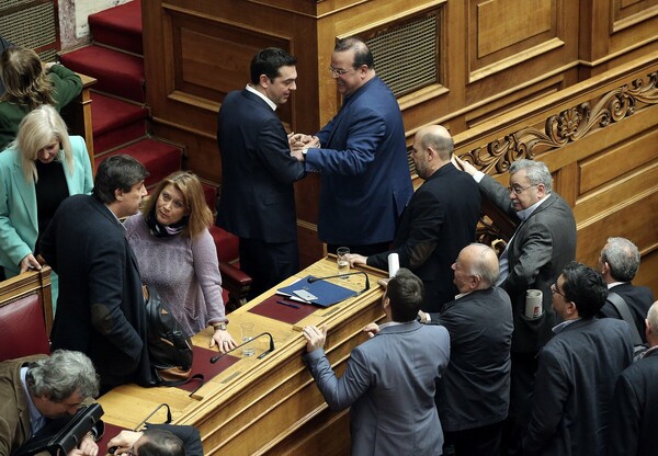 O Tσίπρας γιορτάζει - Φιλιά και αγκαλιές στη Βουλή (ΦΩΤΟΓΡΑΦΙΕΣ)