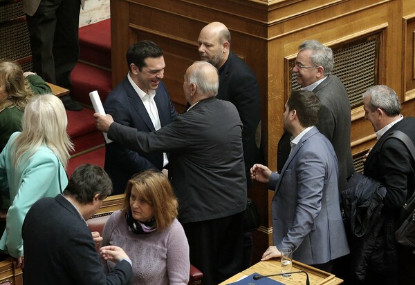 O Tσίπρας γιορτάζει - Φιλιά και αγκαλιές στη Βουλή (ΦΩΤΟΓΡΑΦΙΕΣ)