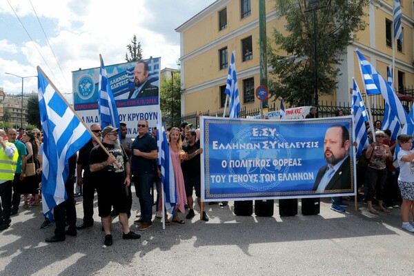 Στον ανακριτή ο Σώρρας - Συγκέντρωση από οπαδούς του στα δικαστήρια