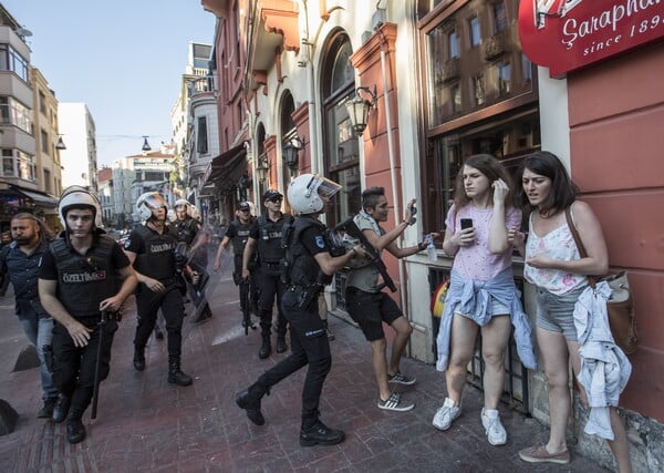 Βία, δακρυγόνα και σκυλιά εναντίον του Pride της Κωνσταντινούπολης - Διαλύθηκε η πορεία