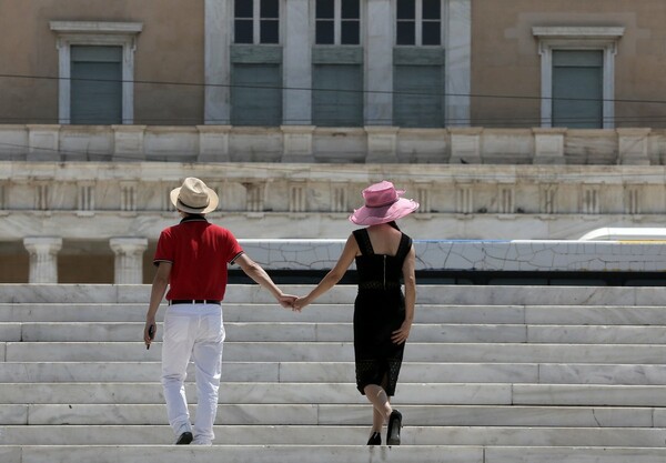 Βόλτα στην άδεια Αθήνα του καύσωνα - Οι όμορφες διακοσμήσεις των νεοκλασικών κάτω απ' τον καυτό ήλιο