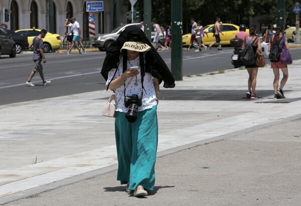 Βόλτα στην άδεια Αθήνα του καύσωνα - Οι όμορφες διακοσμήσεις των νεοκλασικών κάτω απ' τον καυτό ήλιο