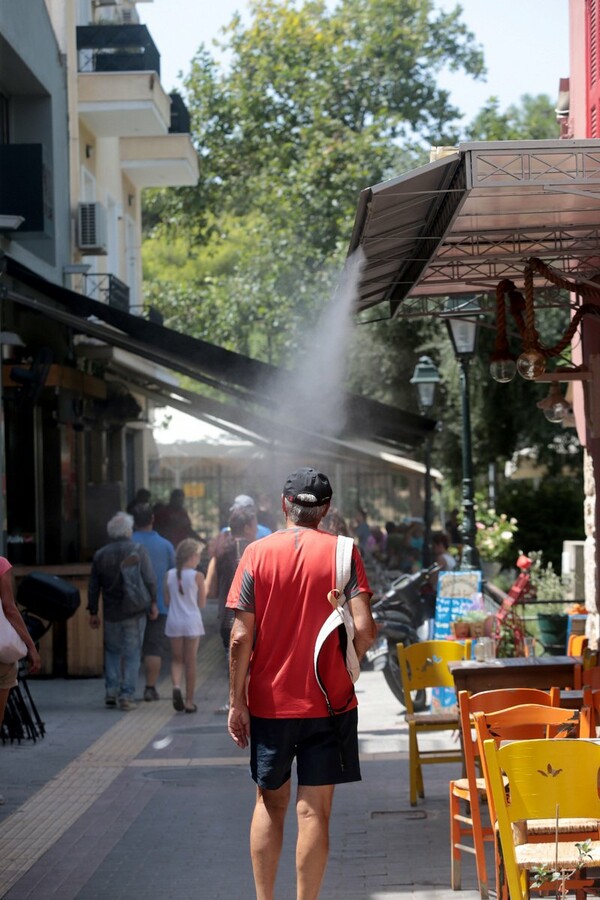 Καύσωνας: Ο τσολιάς ακίνητος στο Σύνταγμα και η άδεια Αθήνα (ΦΩΤΟΓΡΑΦΙΕΣ)