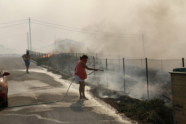 Δραματική η κατάσταση στην Πεντέλη - Εκτός ελέγχου η φωτιά (ΦΩΤΟΓΡΑΦΙΕΣ)