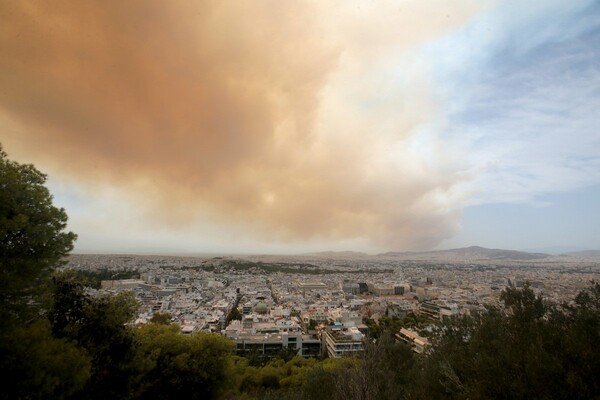 Η Αθήνα πνιγμένη στον καπνό από την πυρκαγιά στην Κινέτα - Εκκενώθηκαν τρεις οικισμοί (ΦΩΤΟΓΡΑΦΙΕΣ)