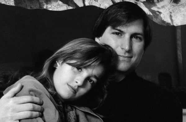 Η κόρη του Στιβ Τζομπς αποκαλύπτει την ζοφερή πλευρά του «θεού της Apple» και πώς έζησε ως το στίγμα της ζωής του
