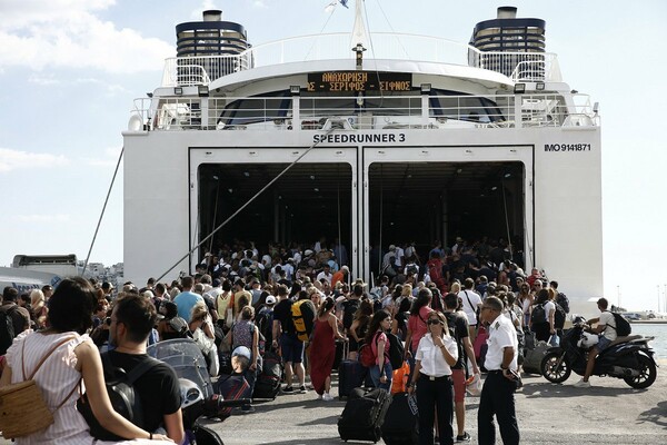 Φεύγουν όλοι - Δείτε το πανδαιμόνιο στον Πειραιά (ΕΙΚΟΝΕΣ)