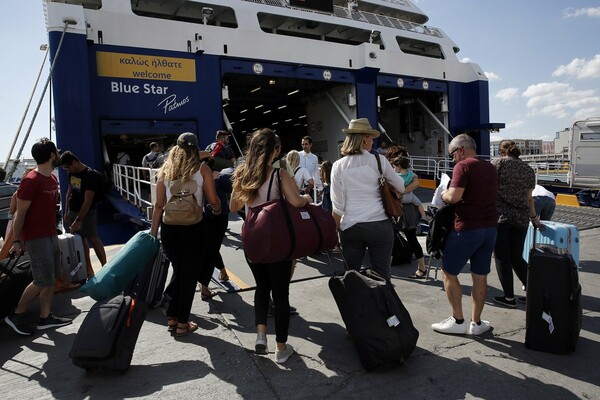 Φεύγουν όλοι - Δείτε το πανδαιμόνιο στον Πειραιά (ΕΙΚΟΝΕΣ)