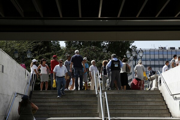H Αθήνα ξαφνικά χωρίς ρεύμα: Σκοτάδι στο μετρό του Συντάγματος - Χάος στον σταθμό της Ακρόπολης