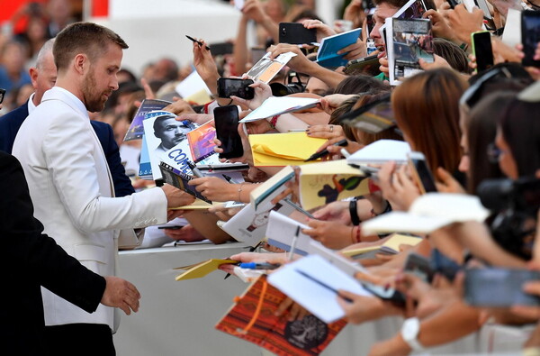 Η πρώτη μέρα του Φεστιβάλ Βενετίας: Διάσημοι ηθοποιοί, μοντέλα και πανδαιμόνιο για τον Ράιαν Γκόσλινγκ στο κόκκινο χαλί