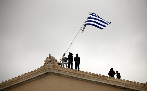 Focus: «Γι' αυτό η Ελλάδα συνεχίζει να βρίσκεται στα όρια της χρεοκοπίας»
