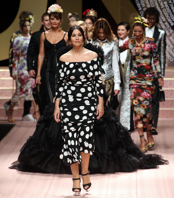 Μόνικα Μπελούτσι, Κάρλα Μπρούνι και η σταρ των plus sized μοντέλων στους Dolce & Gabbana
