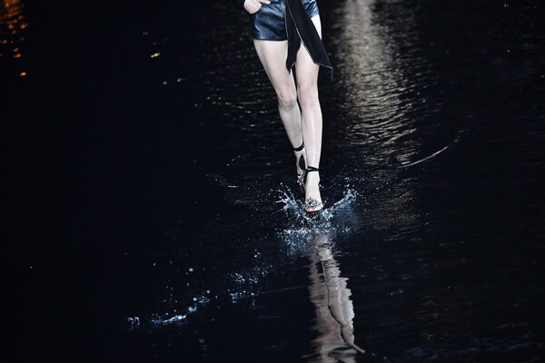 Η υδάτινη πασαρέλα του Saint Laurent μπροστά στον Πύργο του Άιφελ