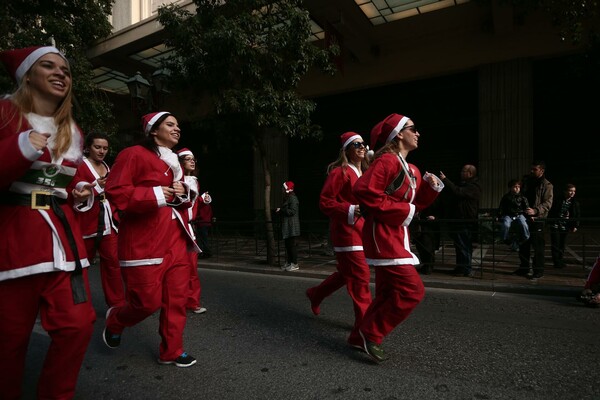 15 φωτογραφίες από το φετινό Santa Run της Αθήνας