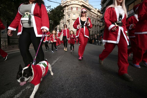 15 φωτογραφίες από το φετινό Santa Run της Αθήνας