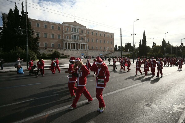 15 φωτογραφίες από το φετινό Santa Run της Αθήνας