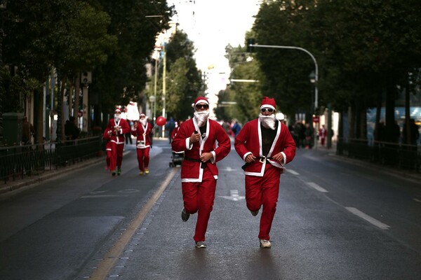 15 φωτογραφίες από το φετινό Santa Run της Αθήνας