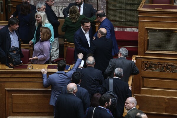 O Tσίπρας γιορτάζει - Φιλιά και αγκαλιές στη Βουλή (ΦΩΤΟΓΡΑΦΙΕΣ)