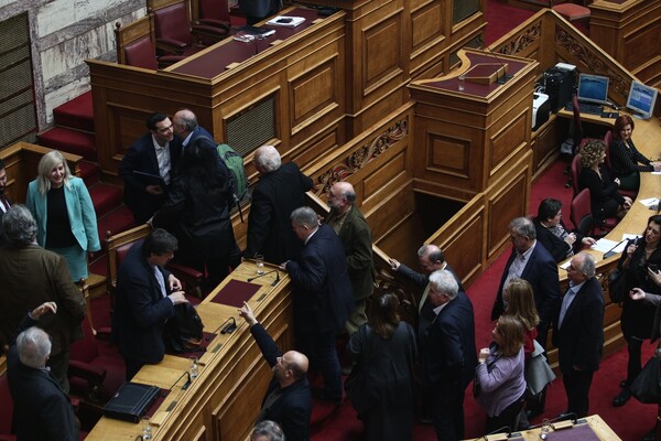 O Tσίπρας γιορτάζει - Φιλιά και αγκαλιές στη Βουλή (ΦΩΤΟΓΡΑΦΙΕΣ)