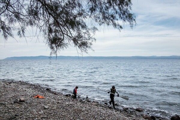 57 πρόσφυγες βρήκαν καταφύγιο σε μία βραχονησίδα