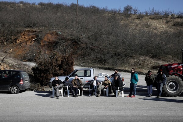 Αγρότες παρατάσσουν τα τρακτέρ τους στην άκρη του δρόμου πριν το τελωνείο Ευζώνων σε ένδειξη διαμαρτυρίας