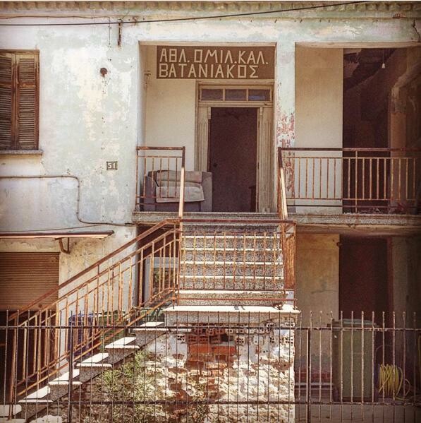 Εικόνες «αστικής φθοράς» από παλιά κτίρια της Κατερίνης