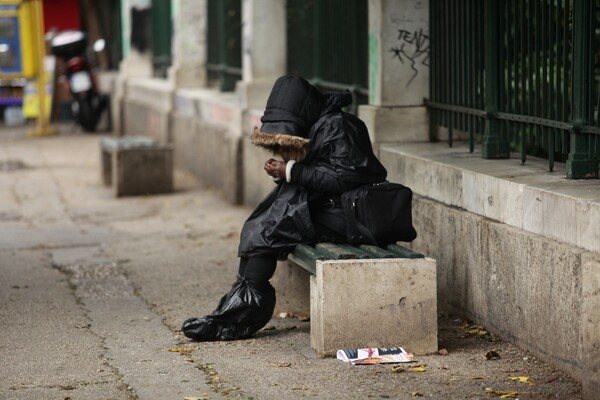 Σε κίνδυνο φτώχειας το 34,8% των Ελλήνων