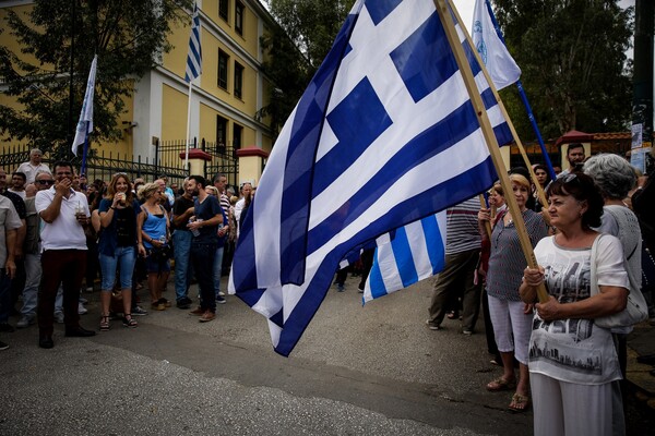 Οπαδοί του Σώρρα διαδηλώνουν στην Ευελπίδων - Περιμένουν τον συλληφθέντα αρχηγό τους