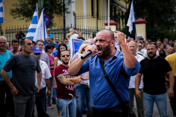 Οπαδοί του Σώρρα διαδηλώνουν στην Ευελπίδων - Περιμένουν τον συλληφθέντα αρχηγό τους