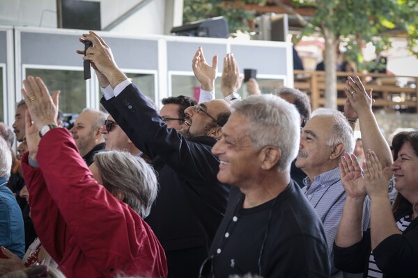 ΒΙΝΤΕΟ - Η στιγμή που ο Κοτζιάς δίνει το σύνθημα και όλοι στις Πρέσπες τραγούδησαν το «Happy Bitrhday» στον Νίμιτς