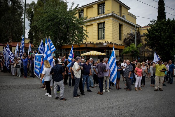 Οπαδοί του Σώρρα διαδηλώνουν στην Ευελπίδων - Περιμένουν τον συλληφθέντα αρχηγό τους